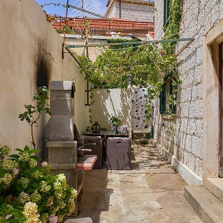 Just A Step To The Old City Gates Ragusa Esterno foto