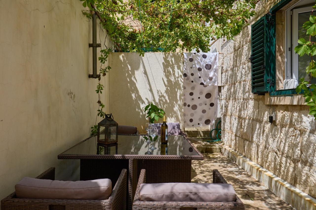 Just A Step To The Old City Gates Ragusa Esterno foto